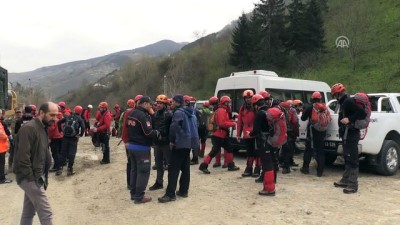 GÜNCELLEME - Trabzon'da Polis Aracı Dereye Devrildi