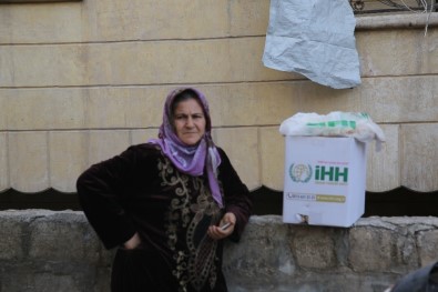 İHH İnsani Yardım Vakfı, Afrin'deki Binlerce Aileye Yardımlarını Sürdürüyor