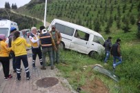 İSTANBUL YOLU - İnşaat İşçilerini Taşıyan Minibüs Elektrik Direğine Çarptı Açıklaması 5 Yaralı