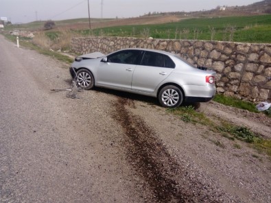 Otomobil İstinat Duvarına Çarptı Açıklaması 2 Yaralı