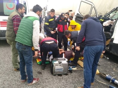 Park Halindeki Çekiciye Arkadan Çarptı; 2 Yaralı