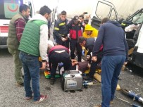 Park Halindeki Çekiciye Arkadan Çarptı; 2 Yaralı