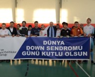 NENE HATUN - Vali Azizoğlu Down Sendromlu Gençlerle Futbol Maçı Yaptı