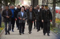 ERKAN ZENGİN - Eskişehirsporlu Oyuncular Vasiyet Üzerine Şehit Mithat Dunca'nın Kabrini Ziyaret Etti