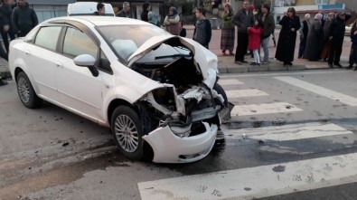 İki Otomobil Kafa Kafaya Çarpıştı Açıklaması 1'İ Ağır 4 Yaralı