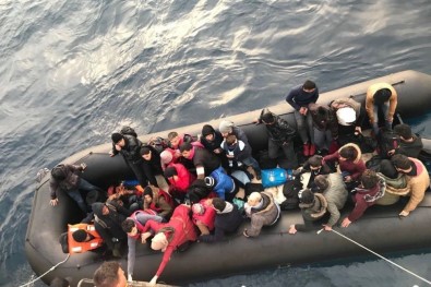 İzmir'de 64 Kaçak Göçmen Yakalandı