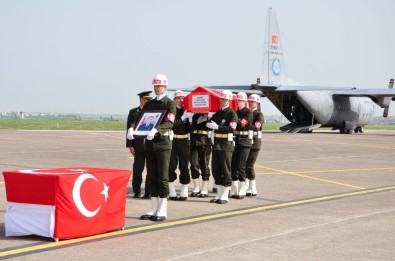 Şehit Pilota İncirlik'te Tören