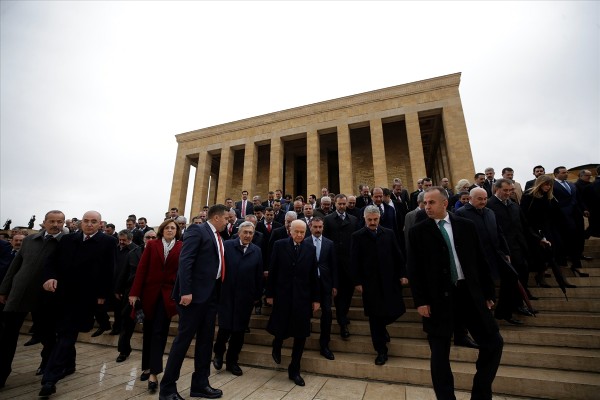 Bahçeli, MYK ve MDK üyeleri ile Anıtkabir'de