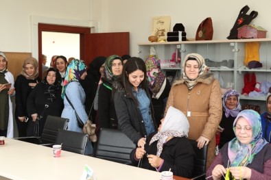 Arnavutköy Belediyesi Kadın Kültür Ve Sanat Merkezi'nden Yaşlılara Ziyaret