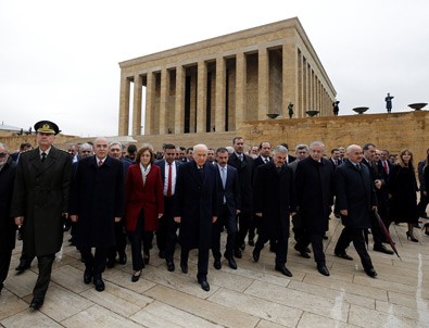 Bahçeli, MYK ve MDK üyeleri ile Anıtkabir'de