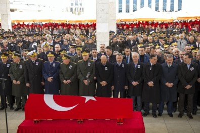 Afrin şehidinin kızı babasını elinde oyuncak bebeğiyle uğurladı