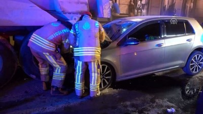 Beyoğlu'nda Otomobil Hafriyat Kamyonuna Çarptı Açıklaması 2 Yaralı