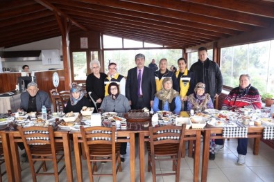Burhaniye'de Yaşlılar Kahvaltıda Buluştu