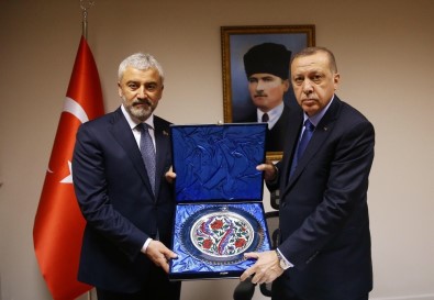 Cumhurbaşkanı Erdoğan'dan Enver Yılmaz'a Plaket