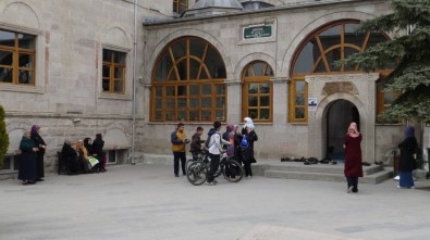 Ebul Hasan-İ Harakani Türbesi Ziyaretçi Akınına Uğruyor