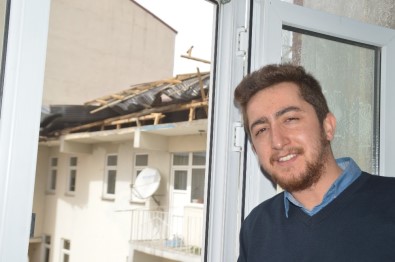 Eleşkirt'te Şiddetli Rüzgar Evlerin Çatısını Uçurdu