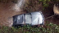 LÜKS OTOMOBİL - Lüks Otomobil Dereye Uçtu Açıklaması 4 Yaralı