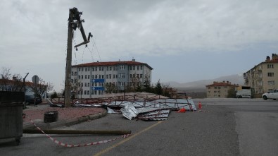 Niğde'de Rüzgar Elektrik Direğini Kırdı, Çatı Uçurdu