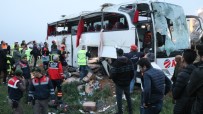 Otobüs Şarampole Devrildi Açıklaması 4 Ölü, Çok Sayıda Yaralı