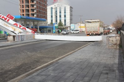 Sivas'ta Kuvvetli Rüzgarın Etkisi İle Caddeye Devrilen Tabela, Yolu Araç Ulaşımına Kapattı