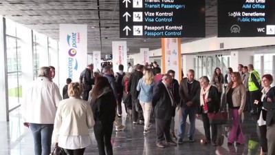 Türk Ve Alman Turistler Karanfillerle Karşılandı