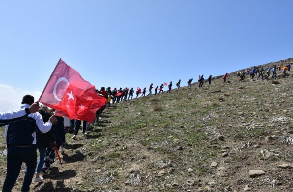 Hakkari'de Zeytin Dalı Harekatı'na destek yürüyüşü