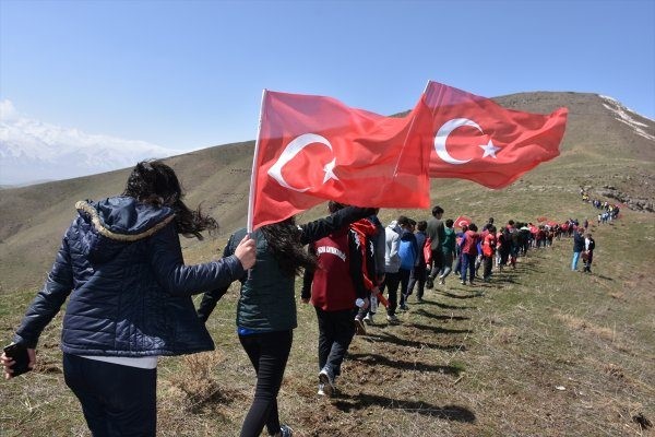 Hakkari'de Zeytin Dalı Harekatı'na destek yürüyüşü