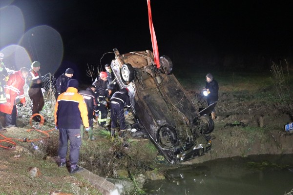Araç su birikintisine uçtu: 5 ölü, 1 yaralı