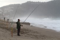 KLEOPATRA - Alanya'da Dalgaya Karşı Olta Attılar