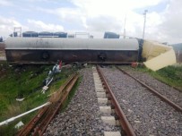 Asfalt Yüklü Tanker Tren Raylarına Devrildi