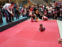 ÇILINGIR - Bebek Emekleme Yarışmasında İlginç Görüntüler Ortaya Çıktı