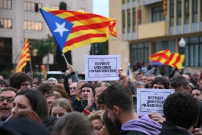 Katalan Liderin Tutuklanmasını Protesto Eden Göstericiler Polisle Çatıştı