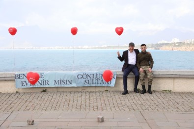 Komandonun Sürpriz Evlilik Teklifine Sürpriz Konuk