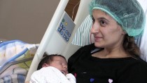 DOĞUM SANCISI - Mangal Yaparken Yanan Kadın Sevkedildiği Hastanede Doğum Yaptı
