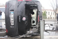 Sarayburnu'nda Araç Bariyerlere Çarpıp Takla Attı