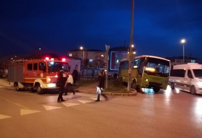 Kocaeli'de Özel Halk Otobüsü İle Otomobil Çarpıştı Açıklaması 2 Yaralı