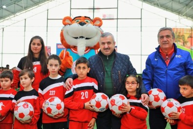Körfez'de 1000 Futbol Topu Dağıtıldı