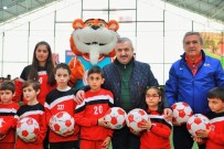 METİN ÖZKAN - Körfez'de 1000 Futbol Topu Dağıtıldı