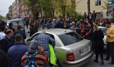 Milas'ta Trafik Kazası, Yaralanan Öğrenci Hastaneye Kaldırıldı