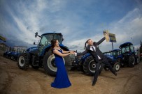 Traktör Galerisi Gelin Ve Damat İçin Stüdyo Oldu