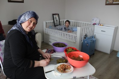 Elleri Öpülesi Anneye Mehmetçik'ten 'Sarma' Desteği