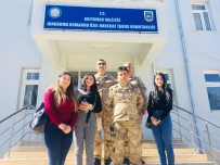 TABUR KOMUTANLIĞI - Genç Kızlardan Mehmetçik İçin Örnek Davranış