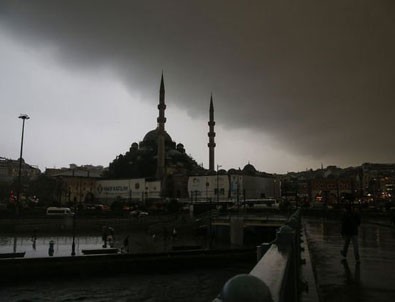 İstanbul'da vatandaşlar yağışa hazırlıksız yakalandı