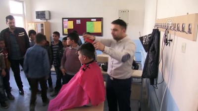 Öğretmenlerden Öğrenciler İçin 'Berber' Hizmeti