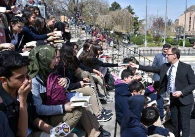 Afyonkarahisar'da Öğrenciler Ve Protokol Hep Birlikte Kitap Okudu