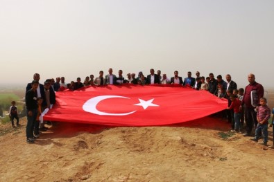 Akçakale'nin Hakim Tepeleri Türk Bayraklarıyla Donatıldı