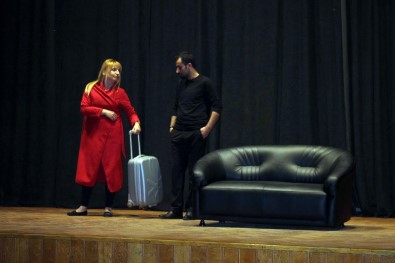 'Haybeden Gerçek Üstü Aşk' Adlı Tiyatro Oyunu Sahnelendi