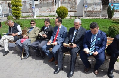 Öğrenciler Ve Vatandaşlar Parkta Kitap Okudu