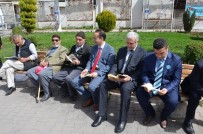 MUZAFFER TEKIN - Öğrenciler Ve Vatandaşlar Parkta Kitap Okudu