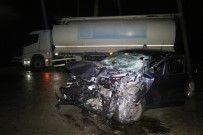 Otomobil Kamyona Çarptı Açıklaması 2 Ölü, 1 Yaralı